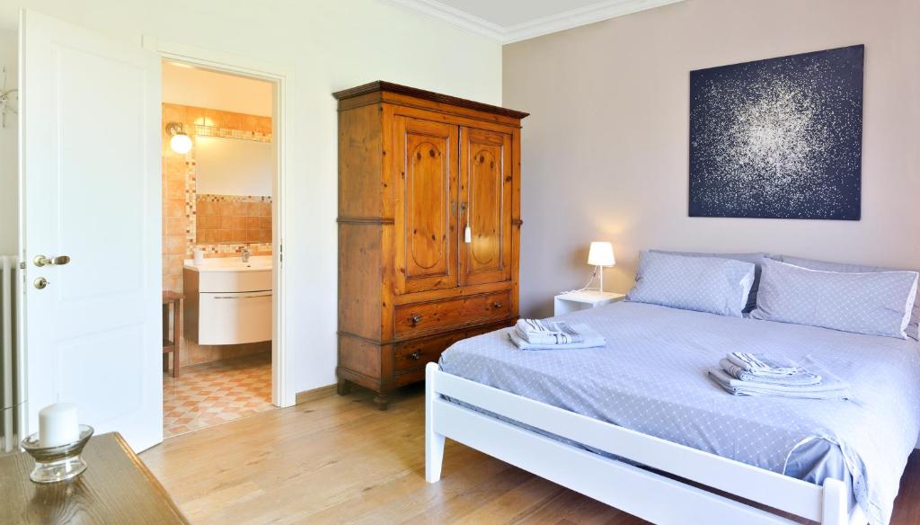 a bedroom with a bed and a bathroom with a sink at B&B Antico Sentiero in Cesena