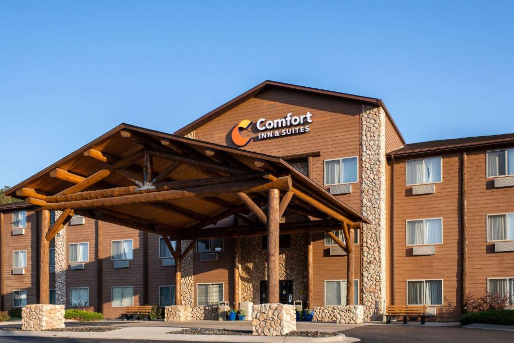 Vorderansicht eines Hotels mit einem Gebäude in der Unterkunft Comfort Inn & Suites Near Custer State Park and Mt Rushmore in Custer