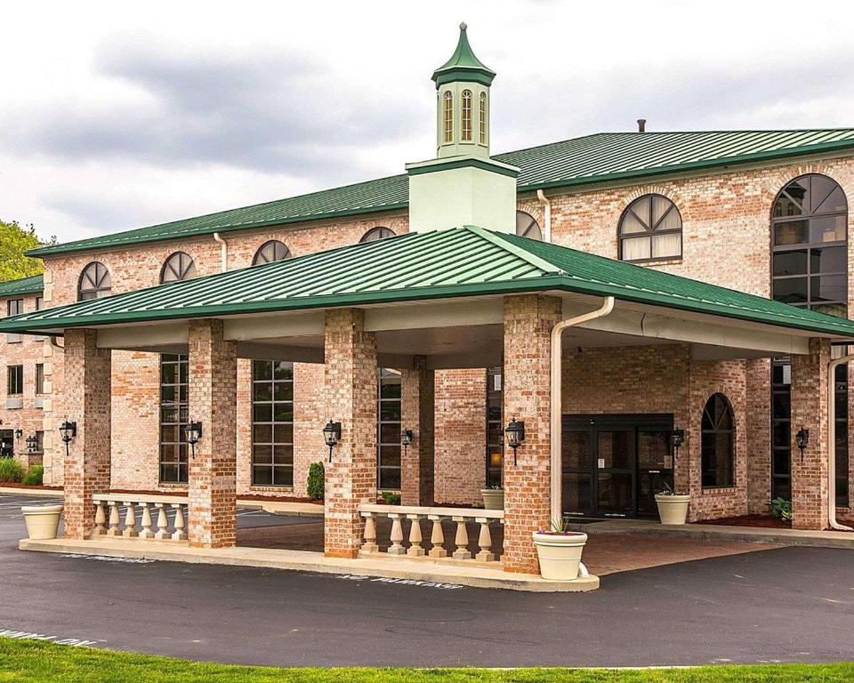 een bakstenen gebouw met een klokkentoren bovenop bij Quality Inn & Suites Cincinnati I-275 in Springdale