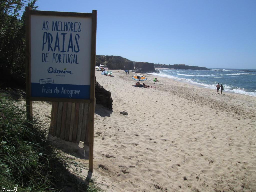 een bord op een strand naast de oceaan bij Almograve - Praias in Almograve