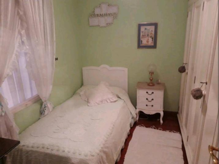 a small bedroom with a white bed and a window at Casa Cascabelia. Cerca de Santillana del Mar in Valles