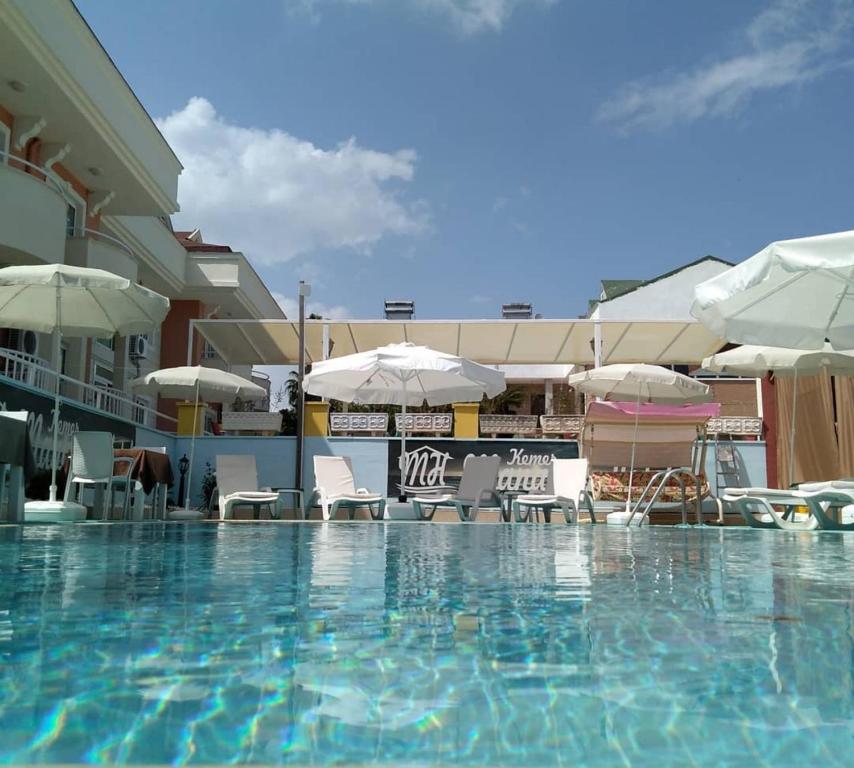 Bazén v ubytovaní Kemer Manastır Hotel alebo v jeho blízkosti
