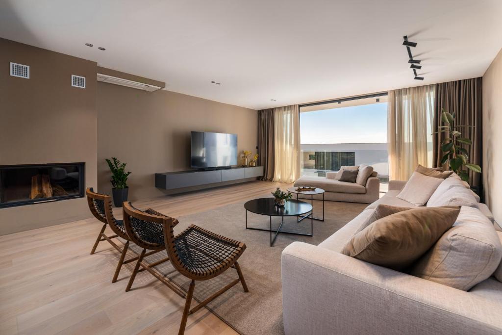 TV a/nebo společenská místnost v ubytování Luxury Villa Aruna