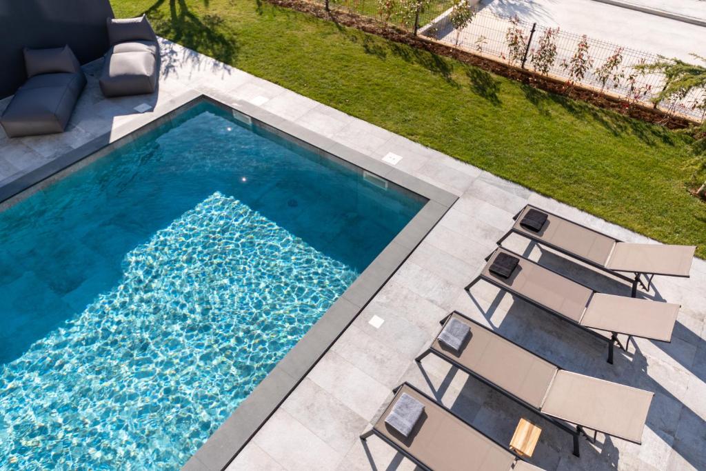 Bazén v ubytování Luxury Villa Aruna nebo v jeho okolí