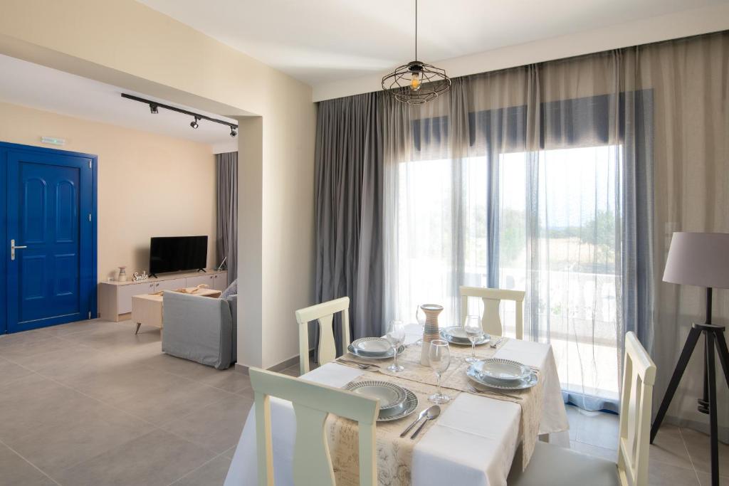 TV a/nebo společenská místnost v ubytování RITA MARE seafront villas heated Pools