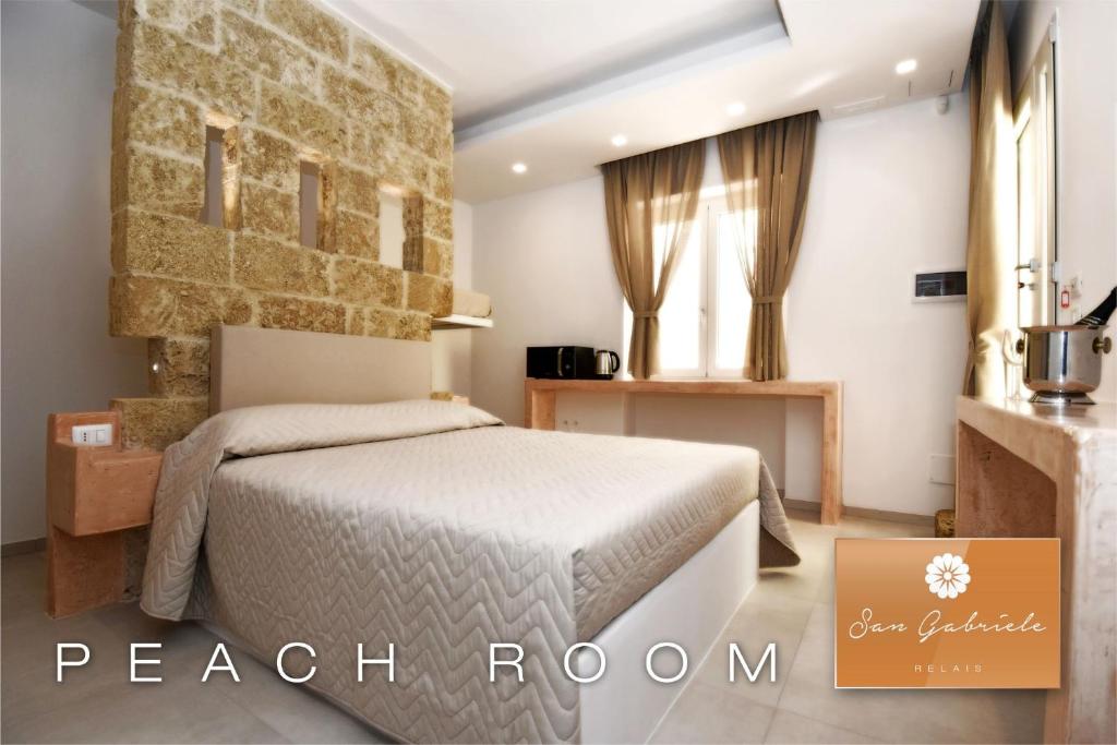 een slaapkamer met een bed in een kamer bij San Gabriele Relais in Gallipoli