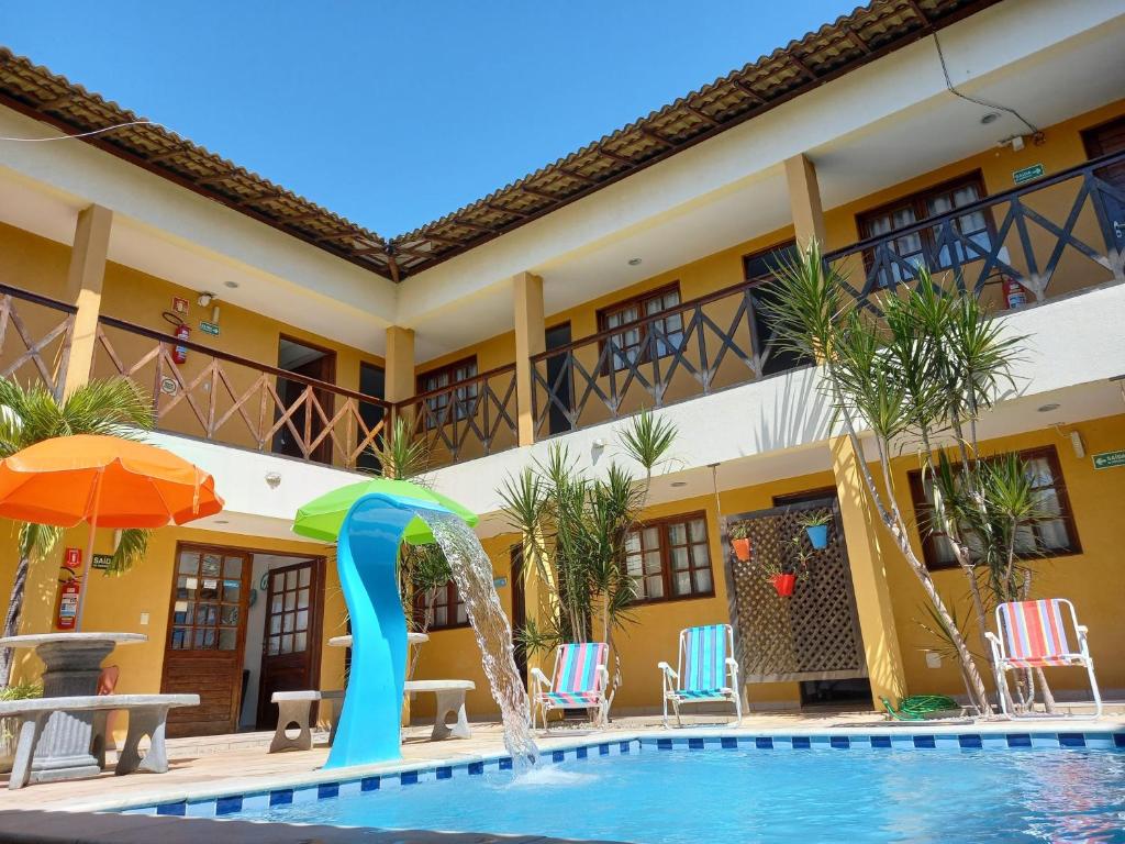 un hotel con piscina y un complejo en Pousada Paraíso Francês, en Praia do Frances