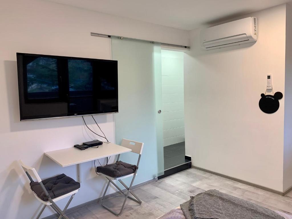 TV a/nebo společenská místnost v ubytování Vár-Lak Apartman
