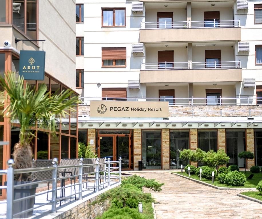 Cette chambre offre une vue sur la façade du complexe de la réalité de la perle. dans l'établissement Pegaz Holiday Resort, à Vrnjačka Banja