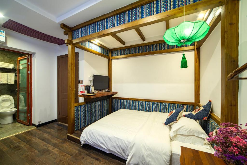 Letto o letti in una camera di Zhangjiajie Highlights Guesthouse