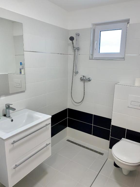 Koupelna v ubytování Vár-Lak Apartman