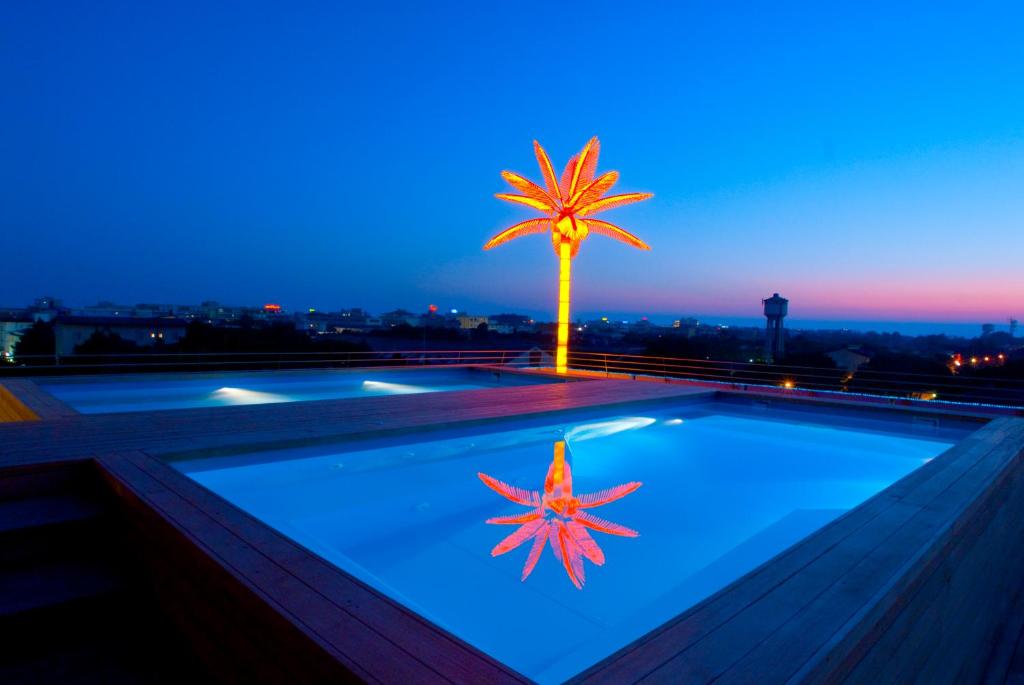una estrella de mar en una piscina con palmeras en Hotel Di Giovanni, en Bibione