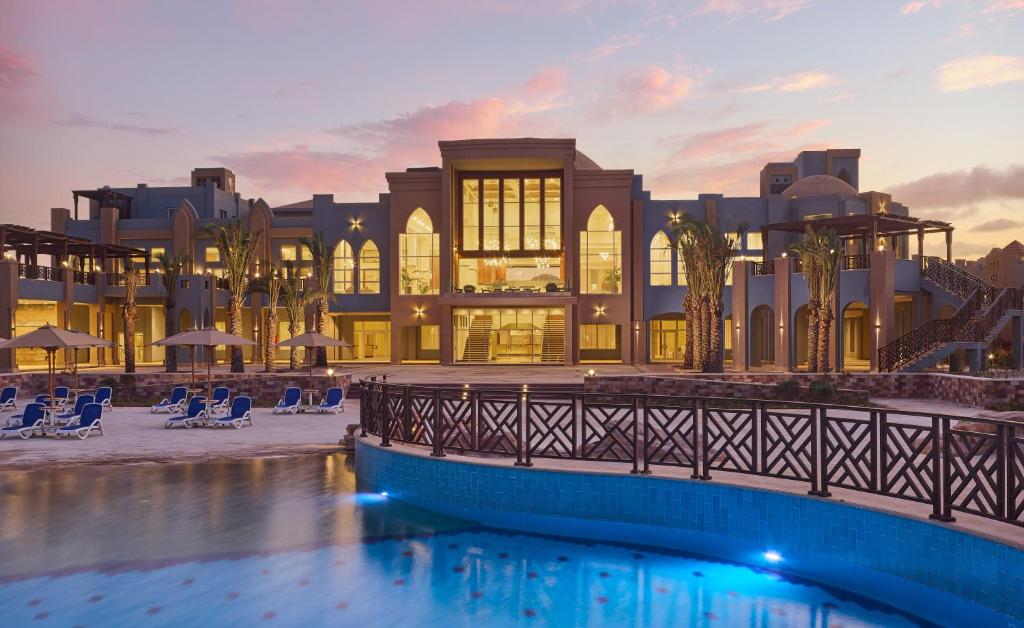 ein Resort mit einem Pool vor einem Gebäude in der Unterkunft Lazuli Hotel, Marsa Alam in Al-Qusair