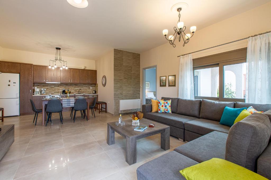 uma sala de estar com um sofá e uma mesa em Stefania's Cosy Place em Stavros