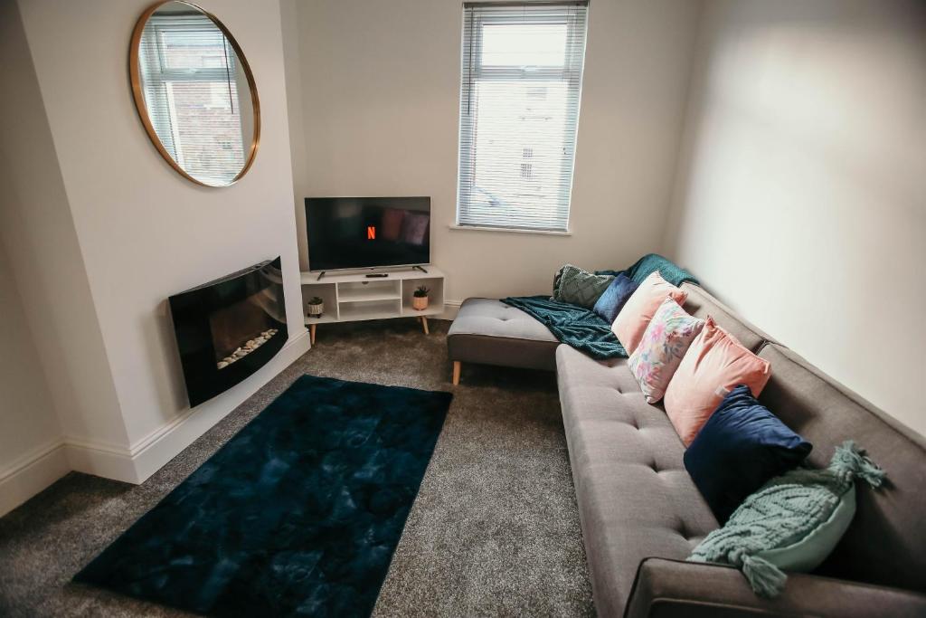 uma sala de estar com um sofá e uma lareira em PARKER St by Prestige Properties SA em Barrow in Furness