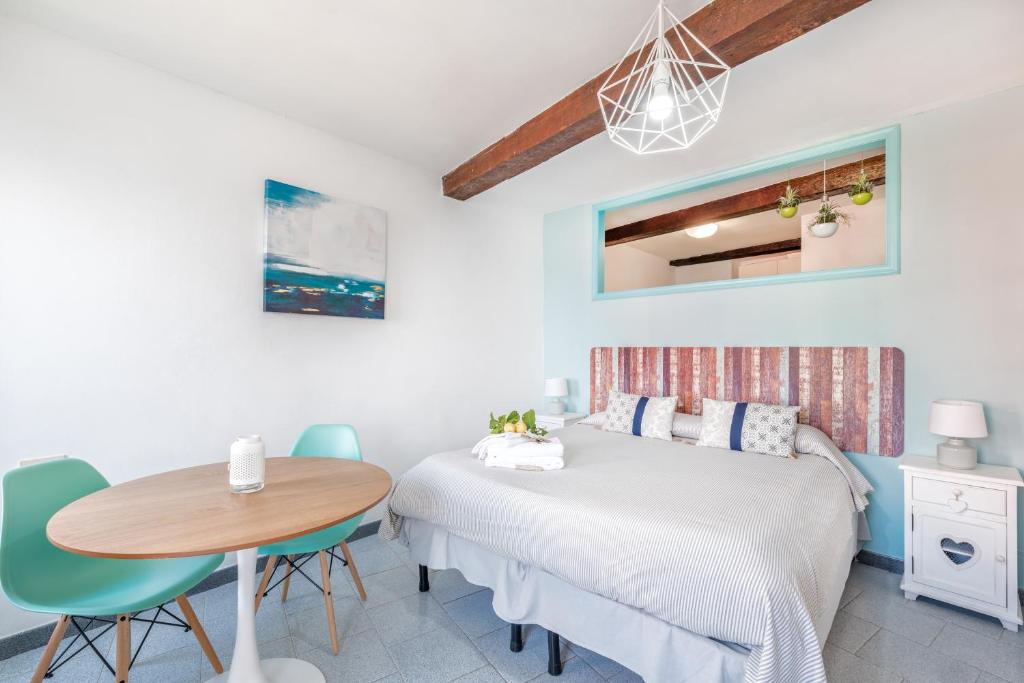 a bedroom with a bed and a table and chairs at il Mare di Ada:seaside apartament in Riomaggiore in Riomaggiore