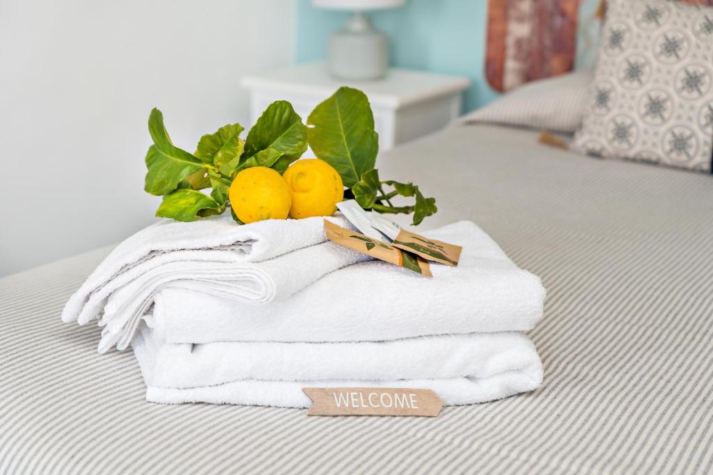 A bed or beds in a room at il Mare di Ada:seaside apartament in Riomaggiore