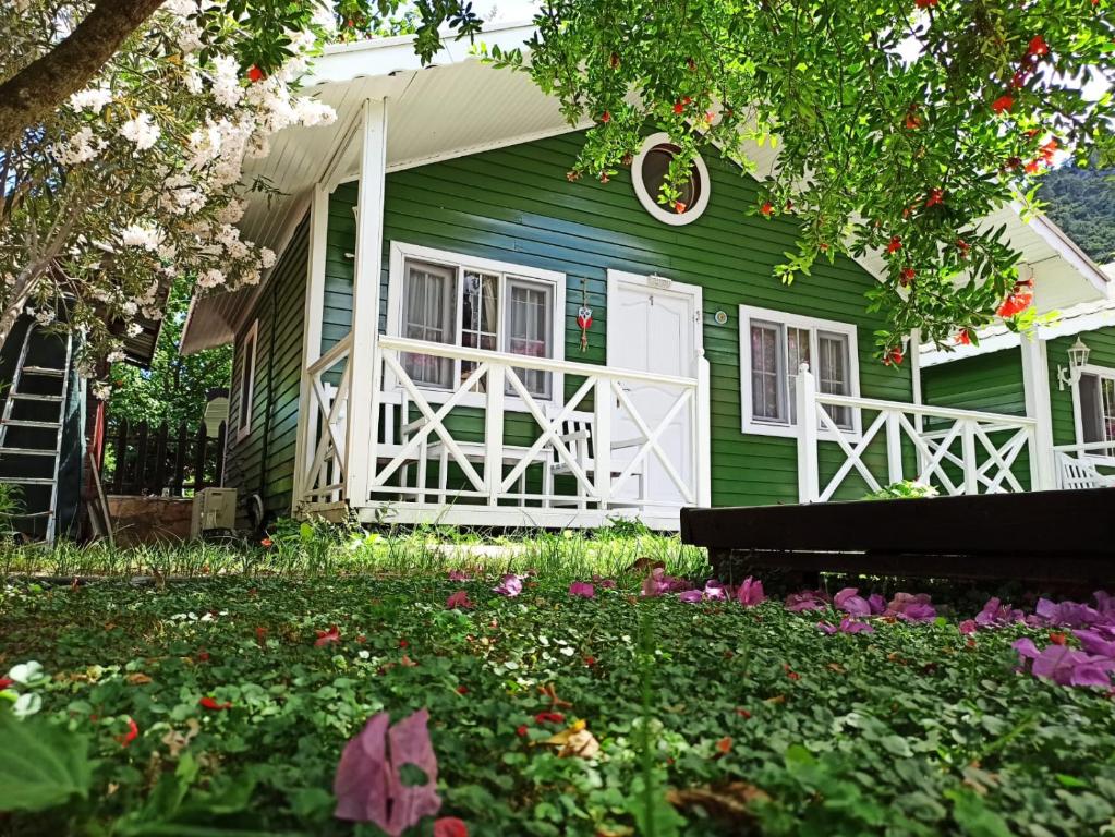 Zahrada ubytování Lukkies Lodge Cirali