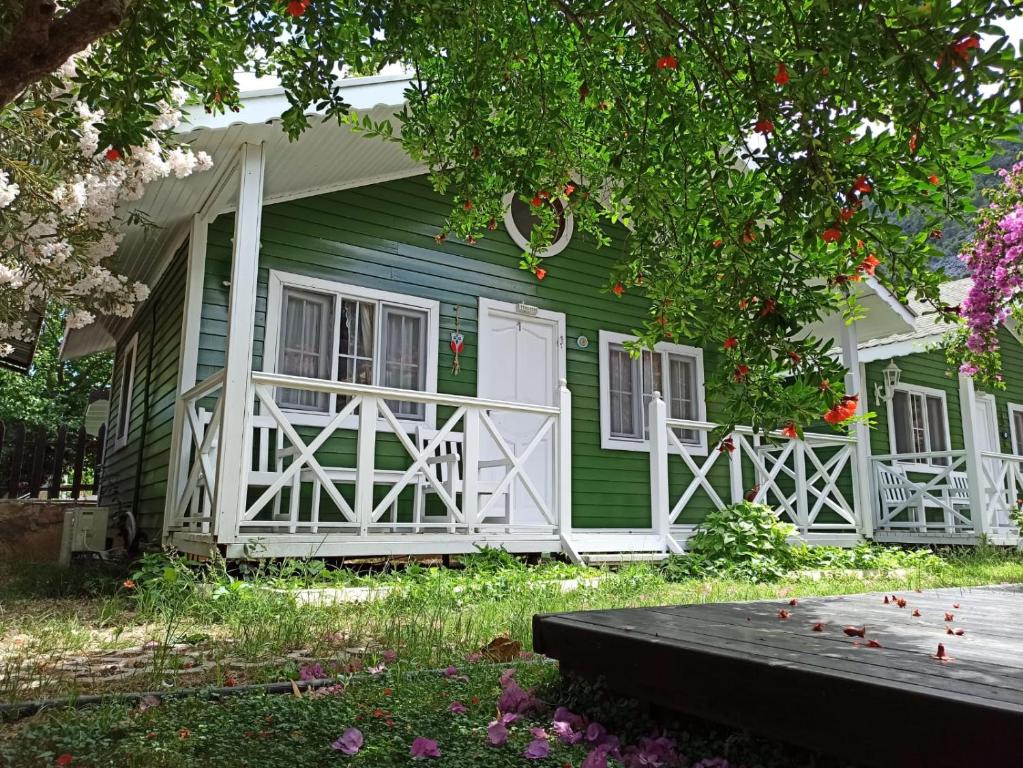 Zahrada ubytování Lukkies Lodge Cirali
