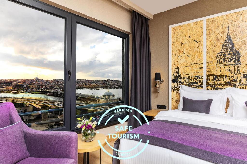 Cette chambre d'hôtel dispose d'un lit violet et d'une fenêtre. dans l'établissement The Halich Hotel Istanbul Karakoy - Special Category, à Istanbul