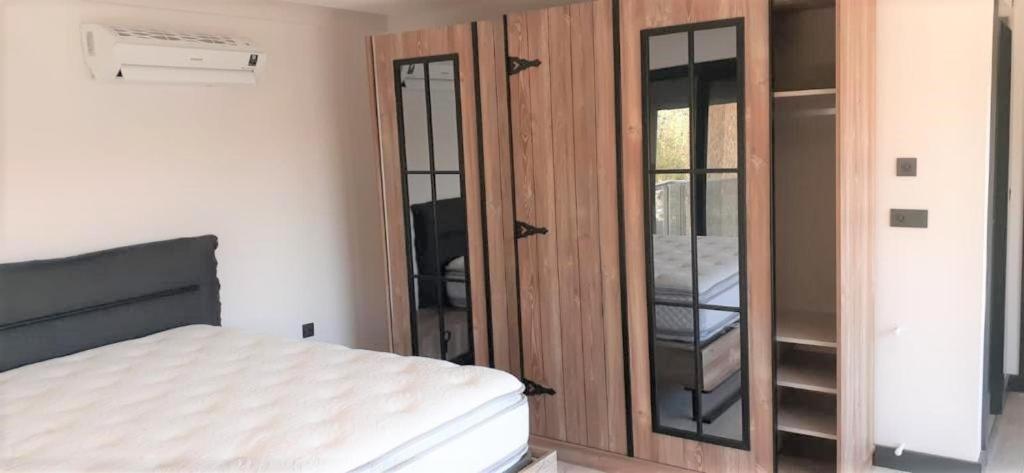 Ένα ή περισσότερα κρεβάτια σε δωμάτιο στο magnifique villa avec piscine prive kusadasi