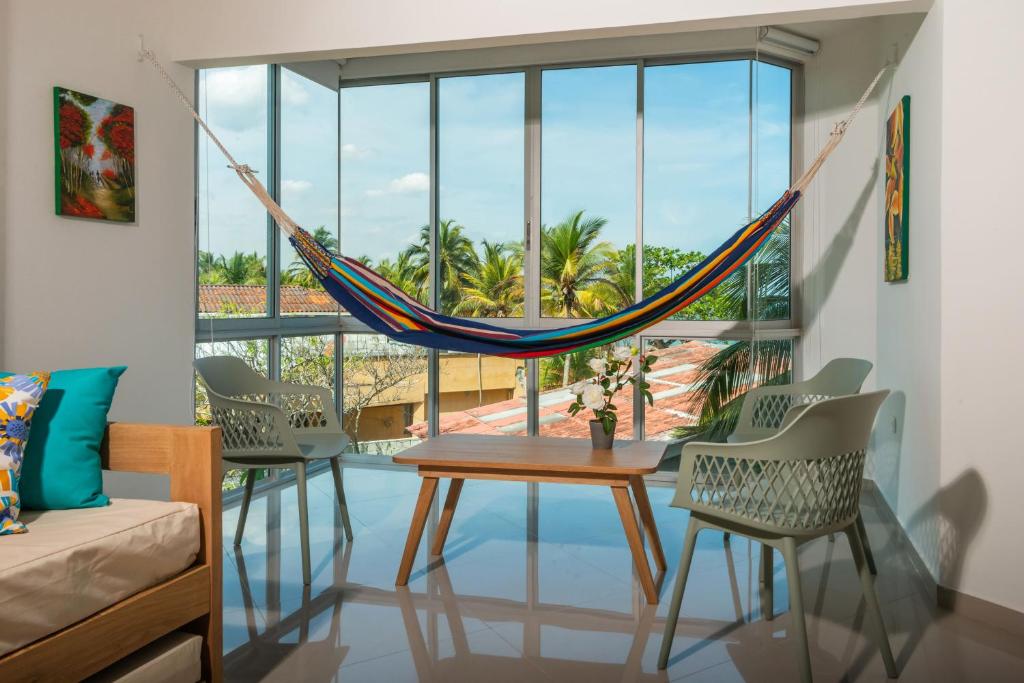 a hammock in a room with a view of a patio at Magico Apartamento Frente al Mar 2 Habitaciones B22B in Coveñitas
