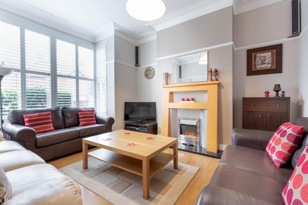 ファイリーにあるNumber 12 Yorkshire Holiday Houseのソファとコーヒーテーブルのあるリビングルーム