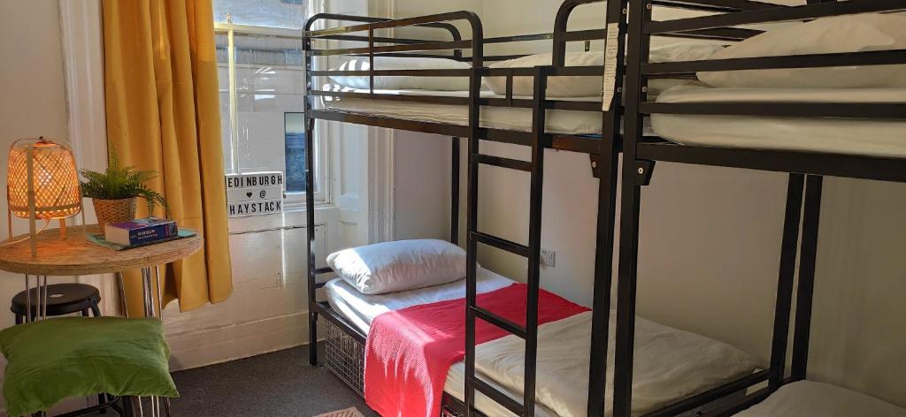 Postel nebo postele na pokoji v ubytování Haystack Hostel