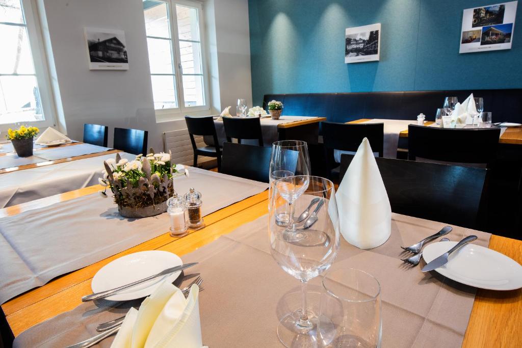 Restaurace v ubytování Hotel Kreuz by b-smart