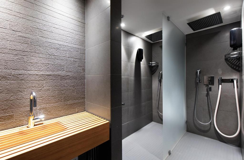 Koupelna v ubytování Hotel Kreuz by b-smart
