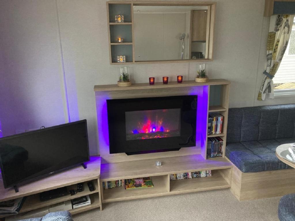 TV a/nebo společenská místnost v ubytování Blackpool Static Caravan Marton Mere