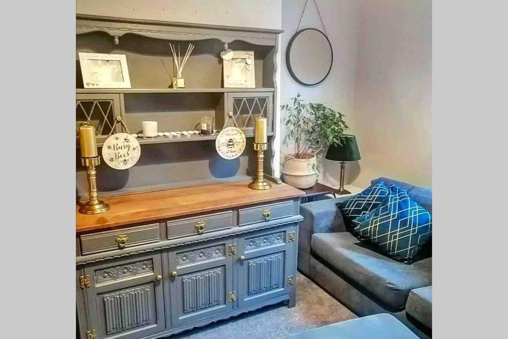 - un salon avec un canapé bleu et une commode dans l'établissement The Terrace Chester, modern 3 bed house, à Chester