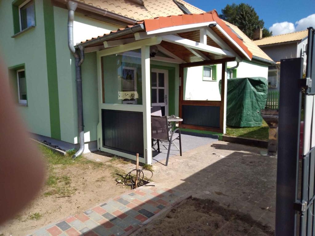 een huis met luifel aan de zijkant bij Apartment in Sehlen/Insel Rügen 3067 in Sehlen