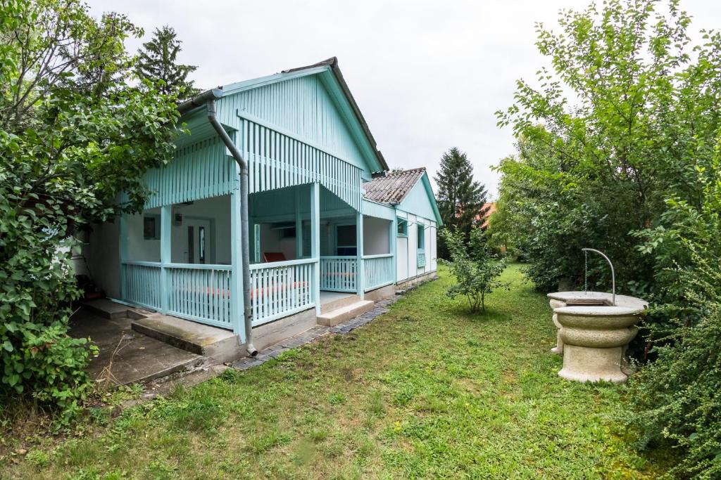 巴拉頓諾爾馬迪的住宿－Penge Bungalók，庭院里带厕所的蓝色房子