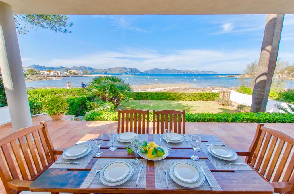 mesa de comedor con vistas al océano en CAN PERICÁS, en Alcudia