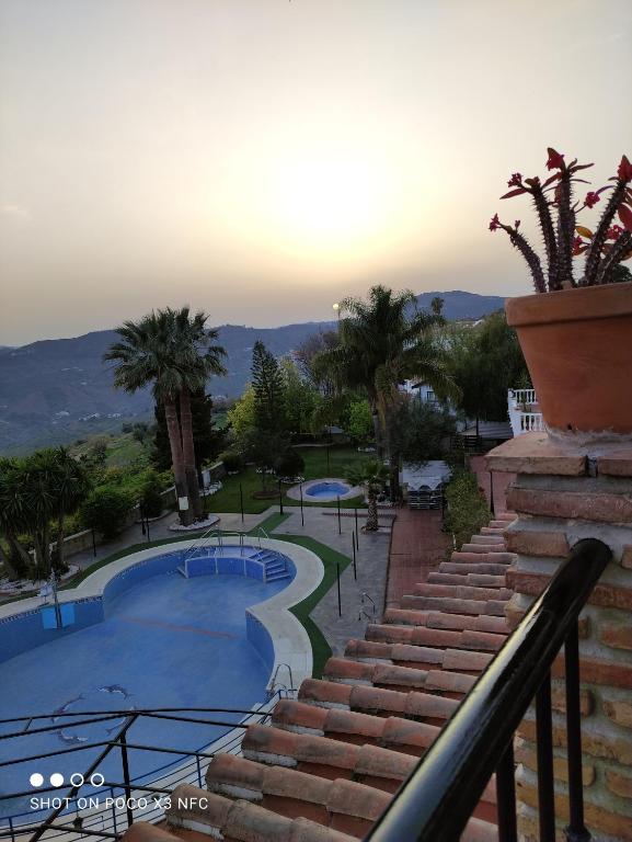 Bazén v ubytování Hotel y Bungalows Balcón de Competa nebo v jeho okolí