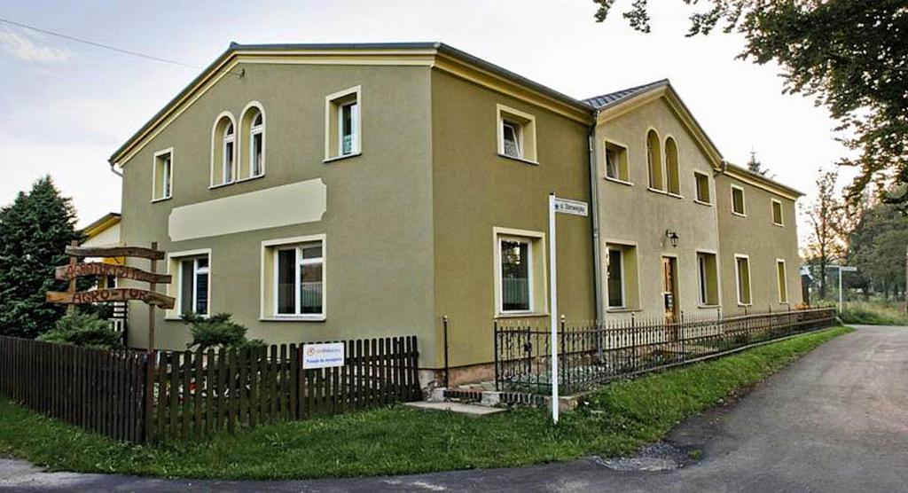 una casa grande con una valla delante en Gościniec Pod Bukiem en Świeradów-Zdrój