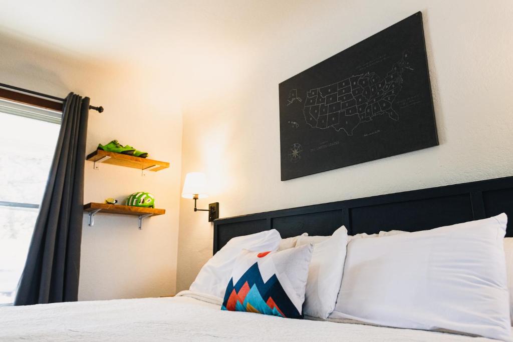 Postel nebo postele na pokoji v ubytování Left Coast Lodge - Pet Friendly