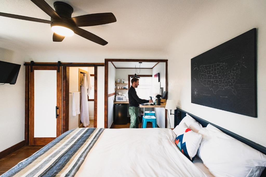 Postel nebo postele na pokoji v ubytování Left Coast Lodge - Pet Friendly