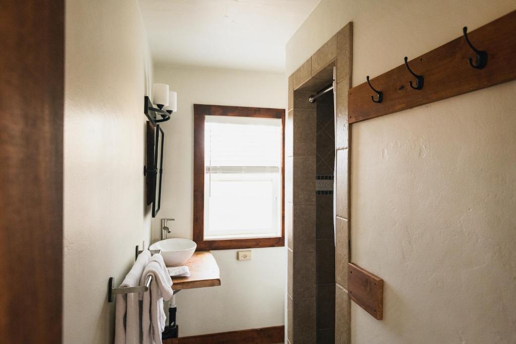 Postel nebo postele na pokoji v ubytování Left Coast Lodge - Pet Friendly