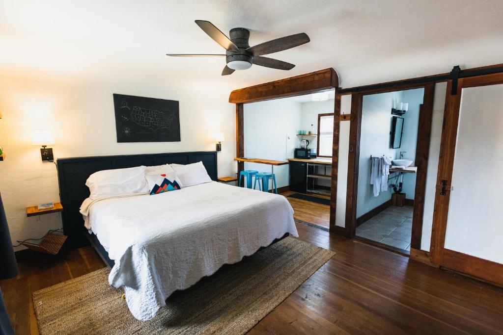 a bedroom with a bed and a ceiling fan at Left Coast Lodge - Pet Friendly in Sisters