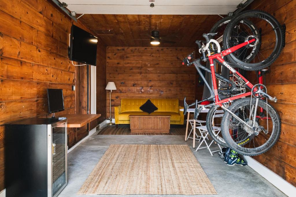 TV a/nebo společenská místnost v ubytování Left Coast Lodge - Pet Friendly