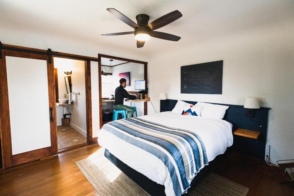 Postel nebo postele na pokoji v ubytování Left Coast Lodge - Pet Friendly