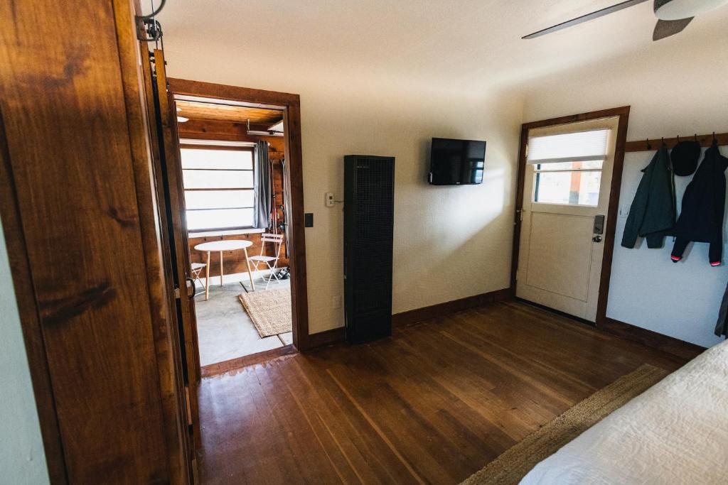 TV a/nebo společenská místnost v ubytování Left Coast Lodge - Pet Friendly
