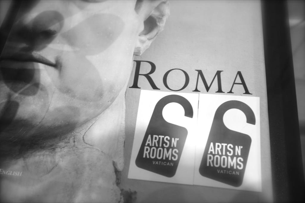 un libro con las palabras roma y una foto de una mujer en Arts & Rooms, en Roma