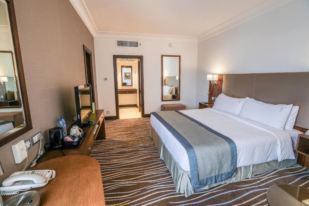 Кровать или кровати в номере Copthorne Downtown by Millennium
