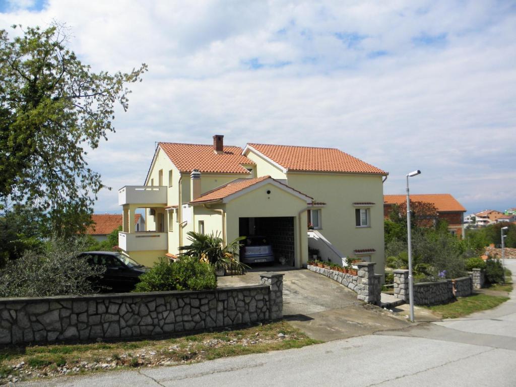 奈維斯的住宿－Apartments Njivice Bajcic，保留墙的分隔单元房屋