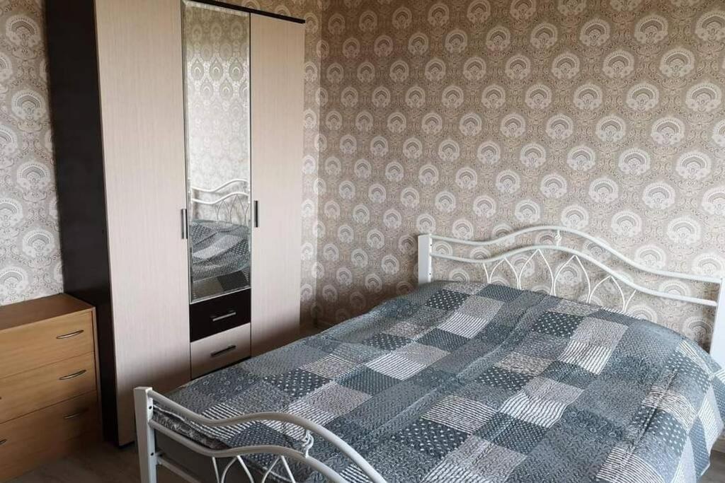 Giường trong phòng chung tại Pigūs apartamentai Panevėžyje