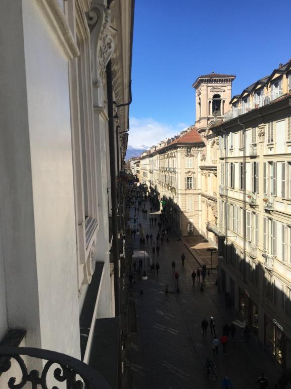 een uitzicht op een stadsstraat vanuit een gebouw bij Via Garibaldi 31 Suites in Turijn