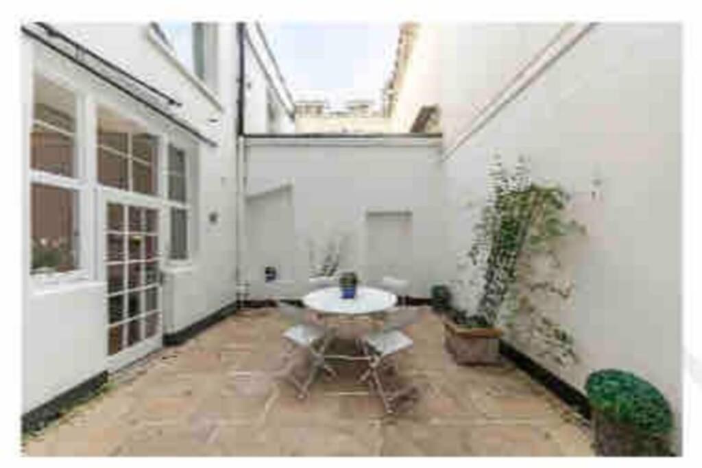 Spacious flat central location with outdoor patio